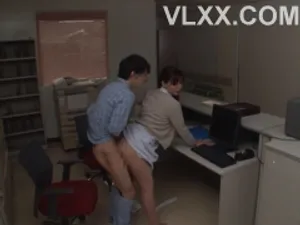 Một cô gái xinh đẹp có đôi chân dài đang nghỉ ngơi để trò chuyện và chụp bức ảnh thứ hai. Liếm và quan hệ bằng miệng, bế chân cô ấy trên vai và cưỡi mạnh...